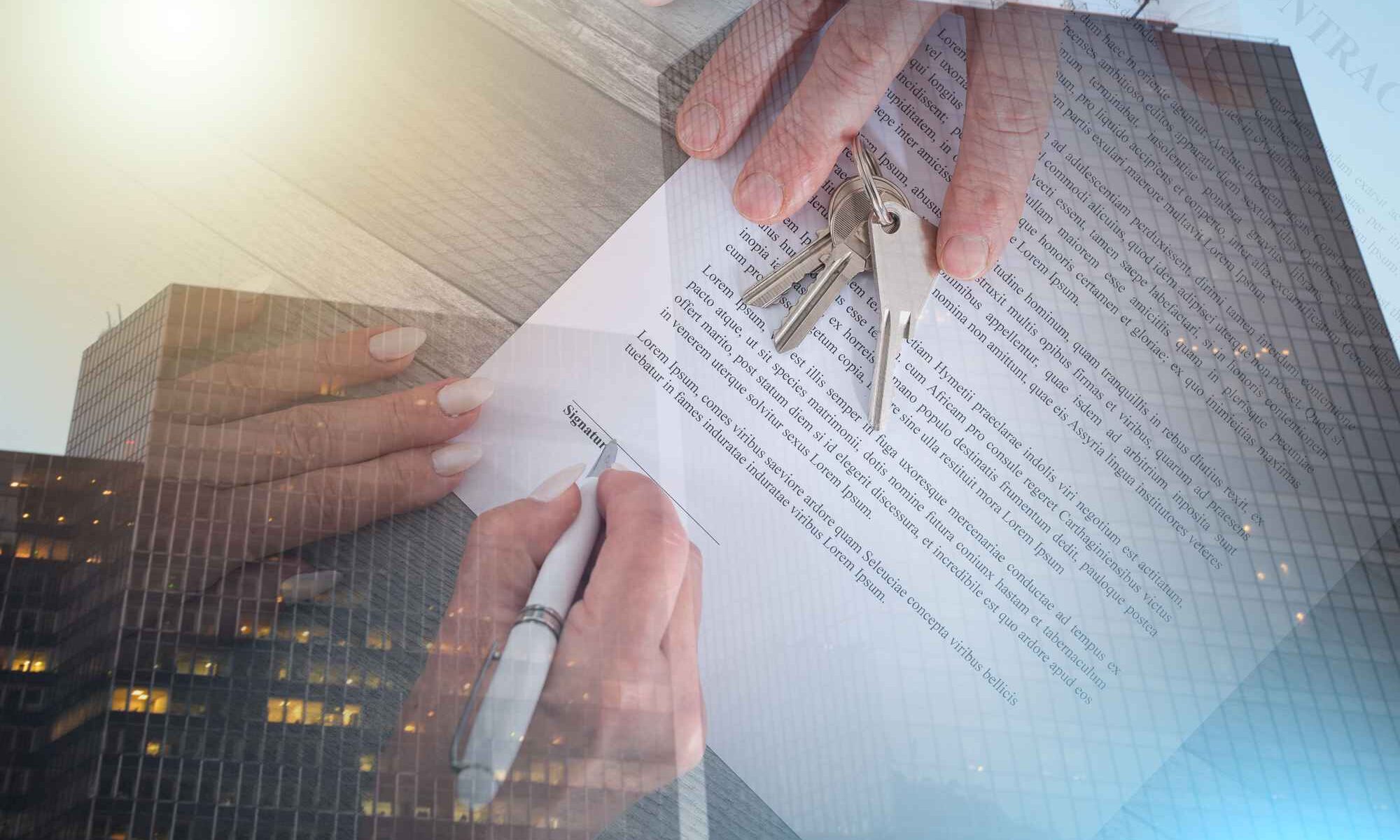 Eigentuemer unterschreibt einen Maklervertrag fuer den Verkauf einer Immobilie, waehrend Hausschluessel auf dem Kaufvertrag liegen und die Vereinbarung mit dem Immobilienmakler symbolisieren