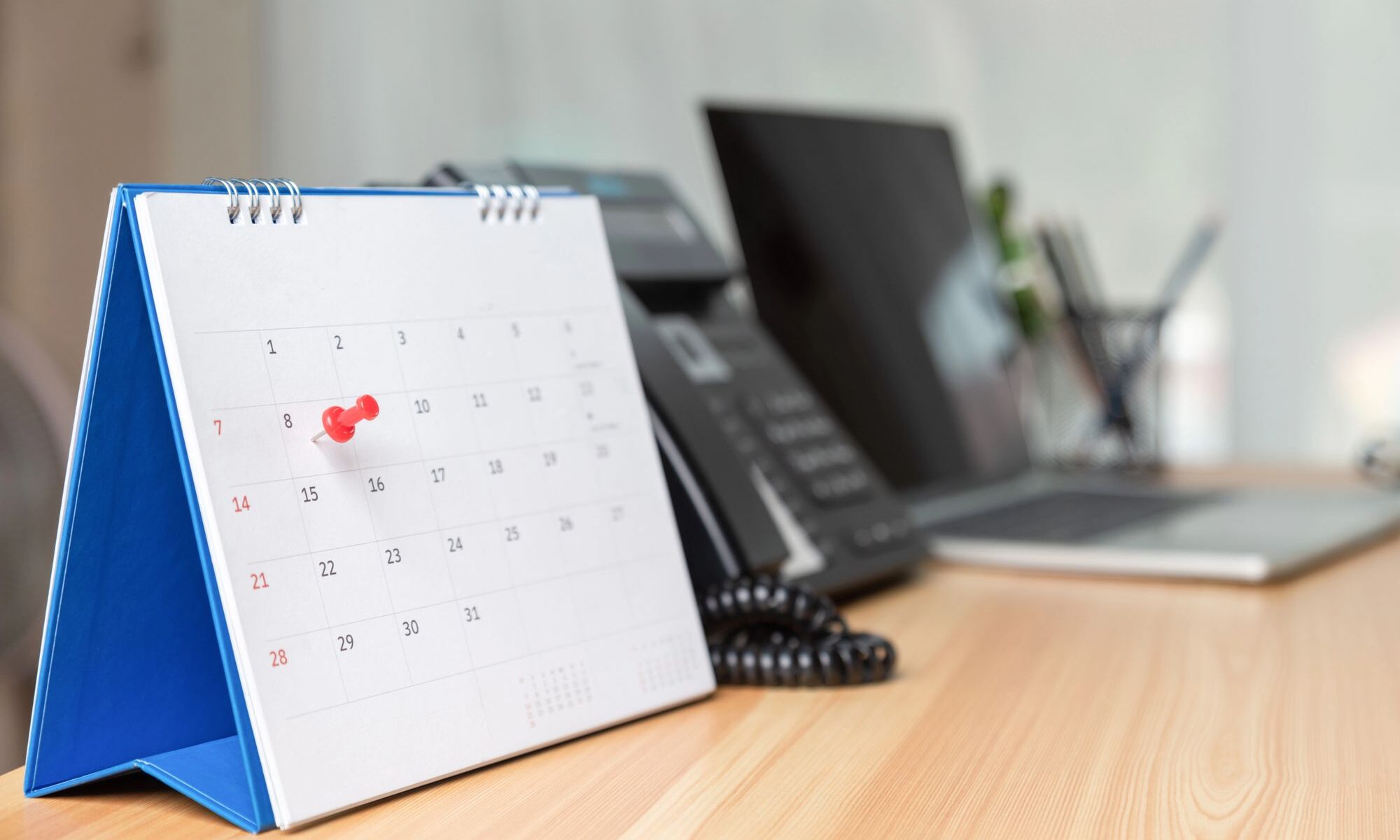 Kalender auf Schreibtisch mit markiertem Datum zur Einhaltung von Fristen bei der Nebenkostenabrechnung