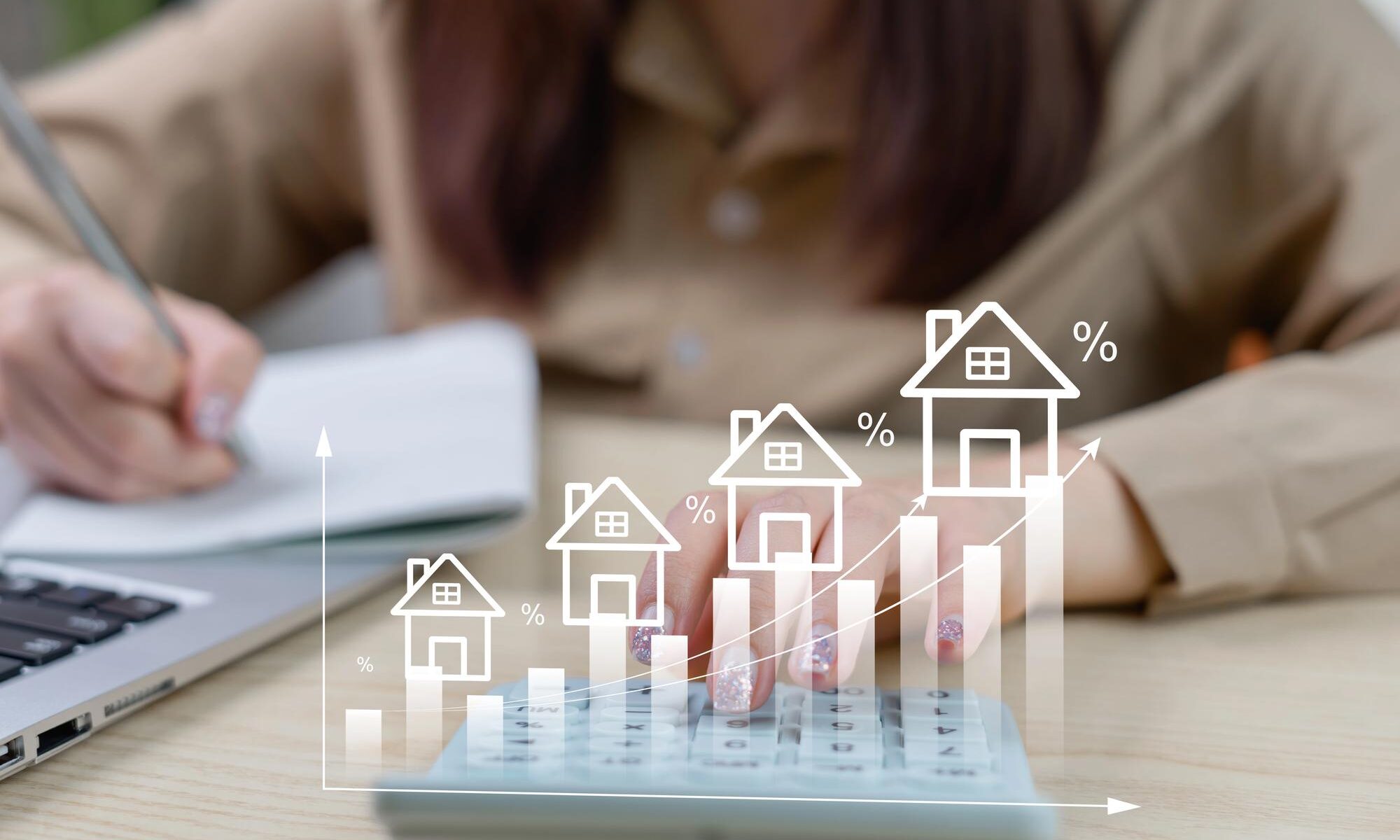 Berechnung der Immobilienrendite mit Taschenrechner und steigender Grafik zur Entwicklung von Mietrendite und Wertsteigerung