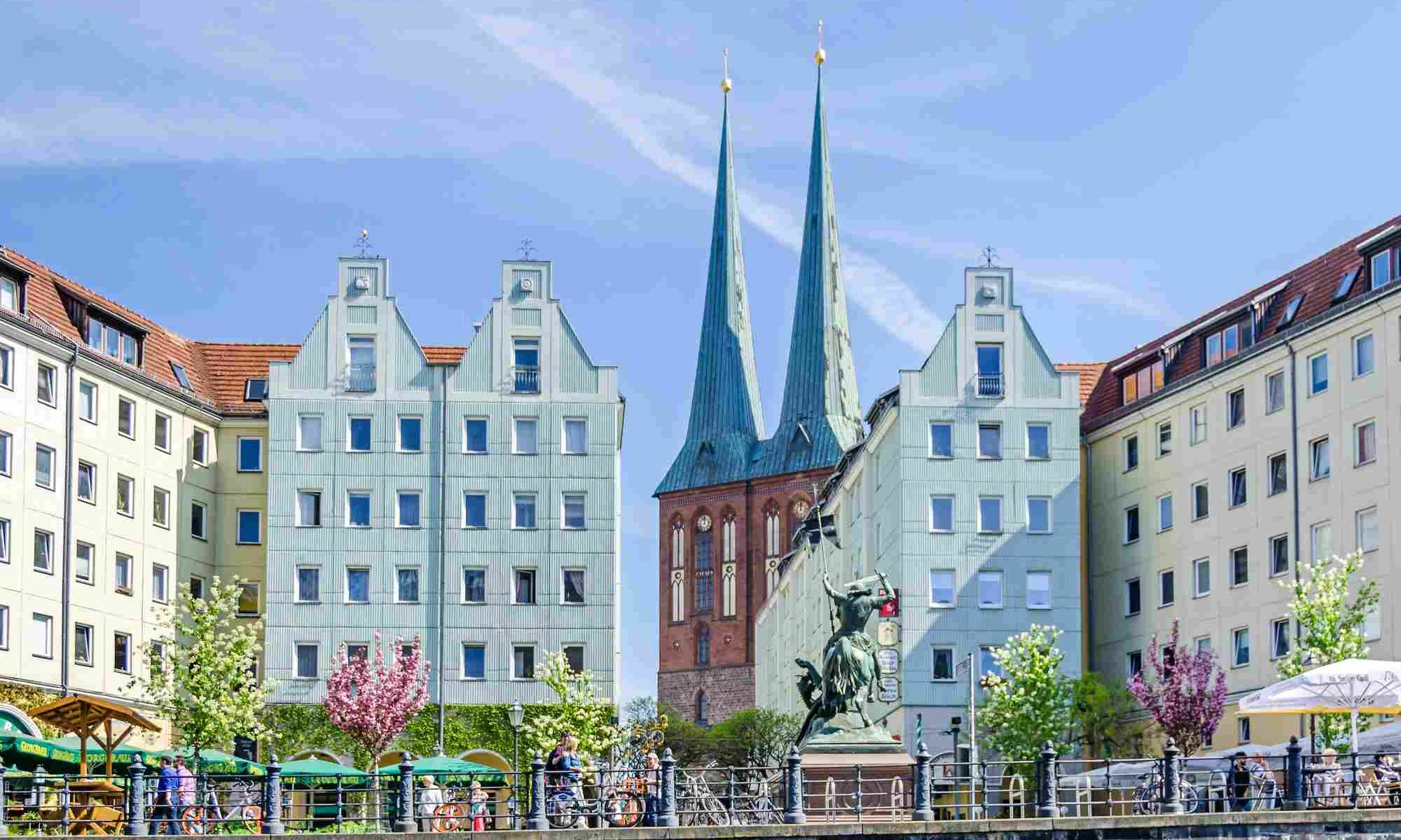 Wohngebaeude und Nikolaikirche in Berlin als Symbol fuer Wohnungsmarkt und Immobilienentwicklung